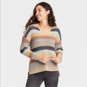 **25% off 4+ items** NWT vneck sweater